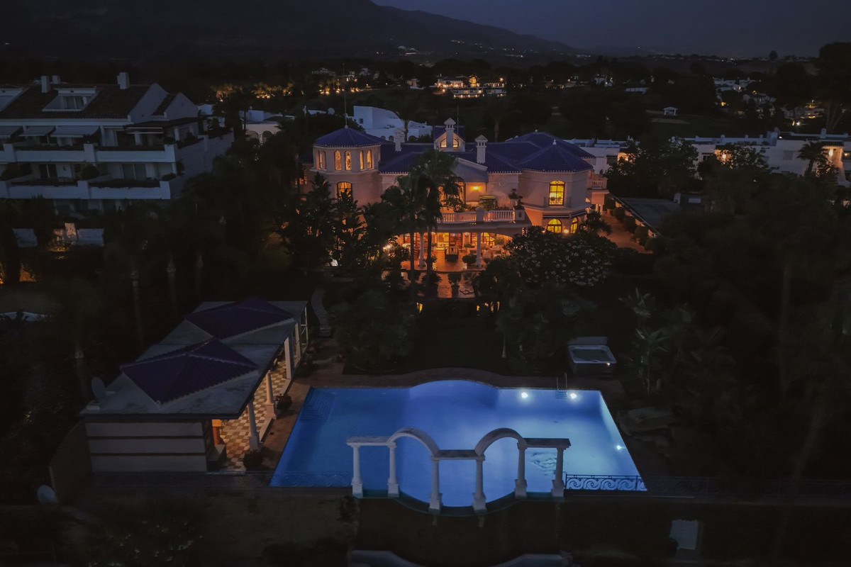 6 Bedroom Detached Villa in Nueva Andalucía