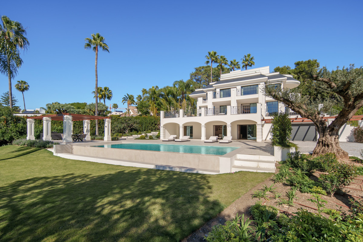 6 Bedroom Detached Villa in Nueva Andalucía
