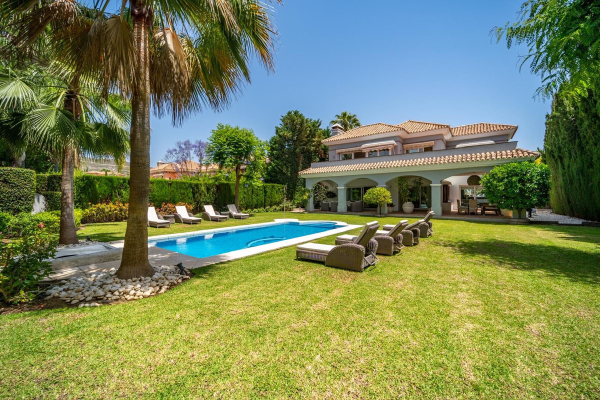 5 Bedroom Detached Villa in Nueva Andalucía