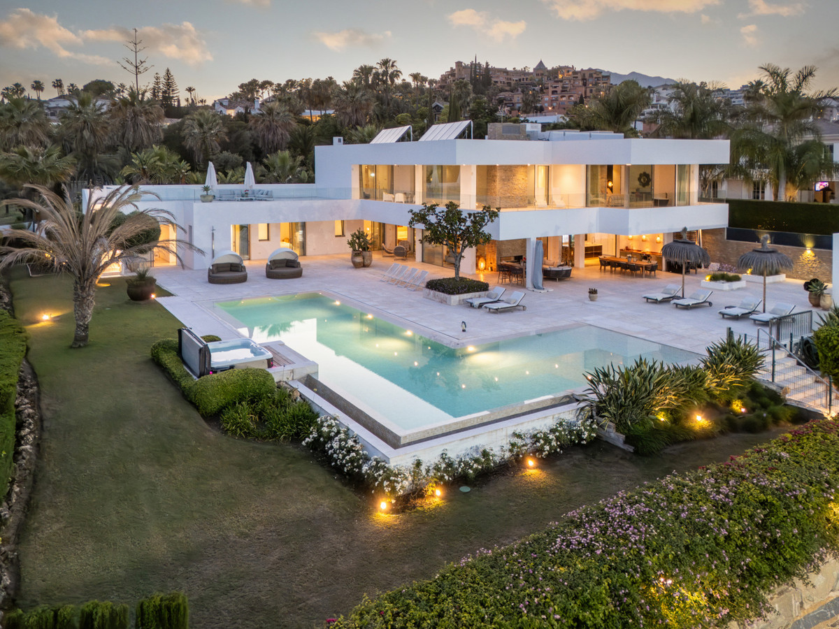 7 Bedroom Detached Villa in Nueva Andalucía